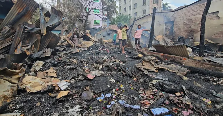 অগ্নিকাণ্ডের পুড়ে গেছে কয়েকটি দোকানপাট